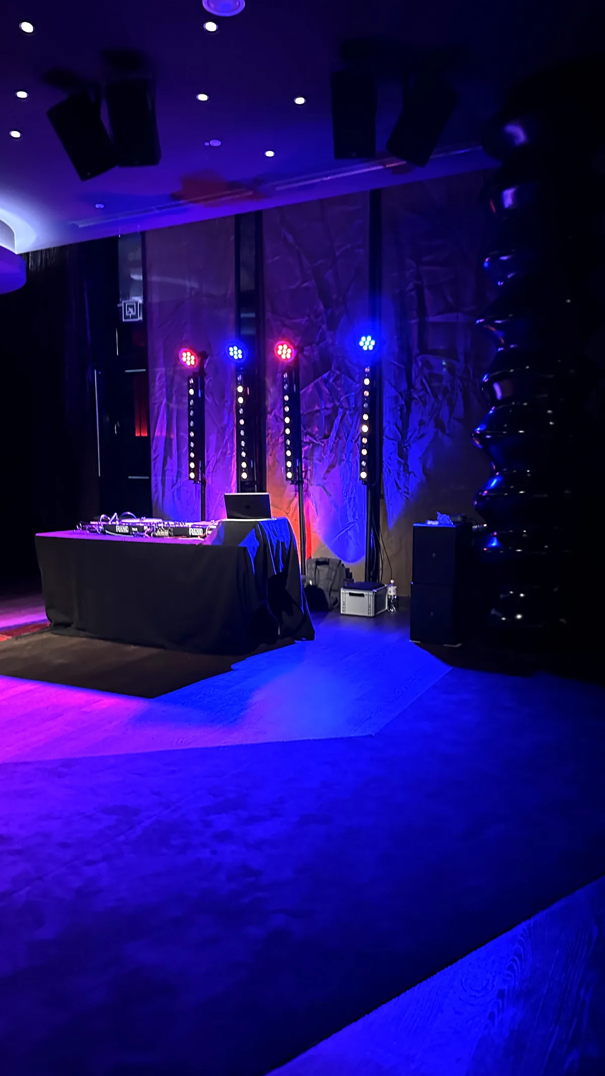 DJ-Equipment und Lichtdesign im Theater Bonn