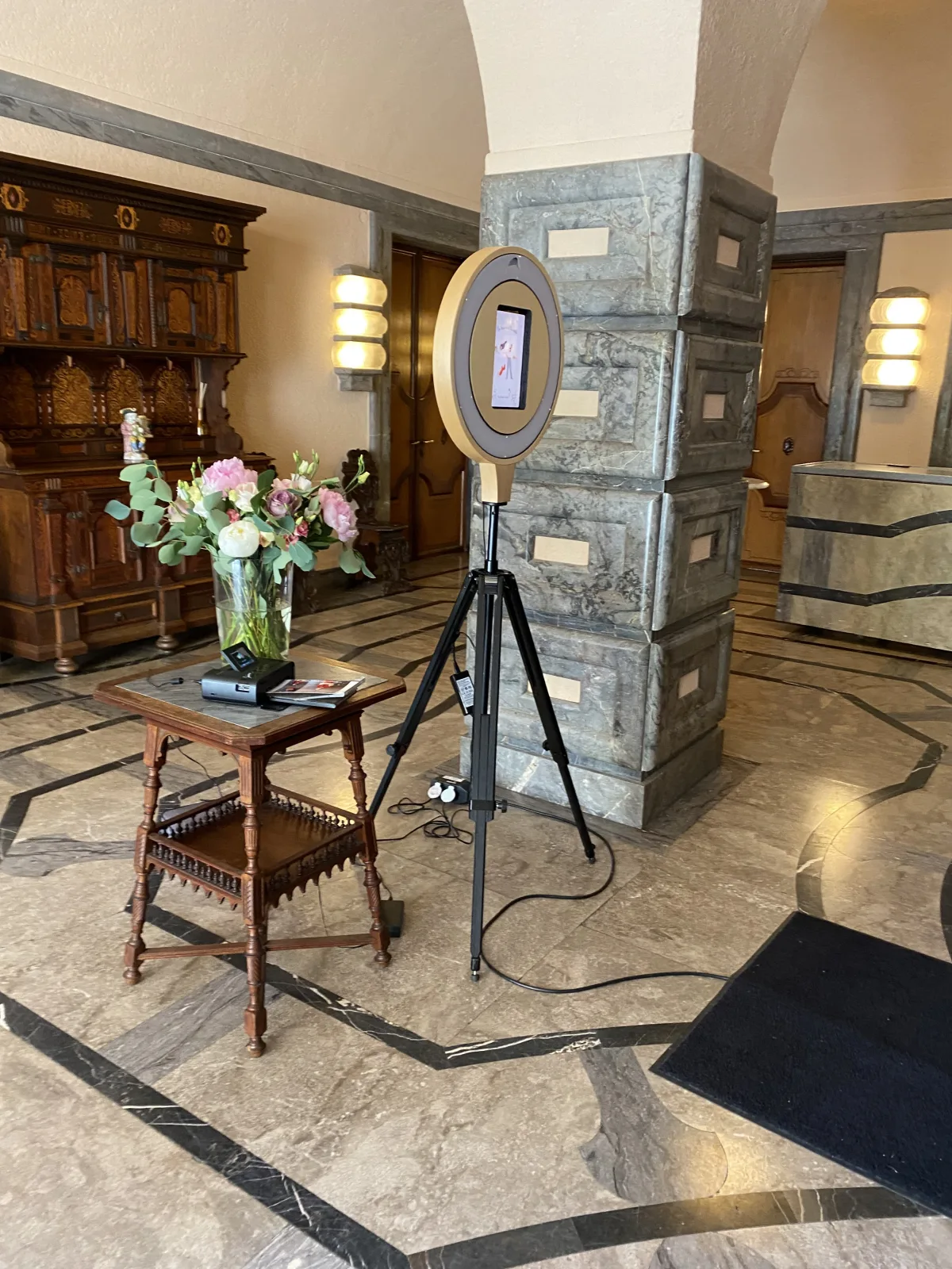 Fotobox-Aufbau bei einer Hochzeit auf Burg Namedy