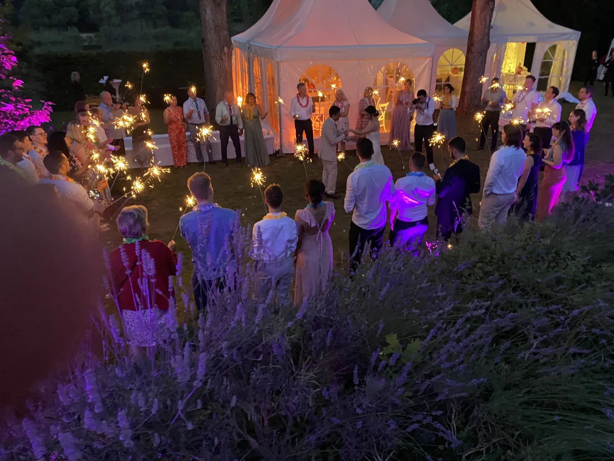 Eröffnungstanz im Wunderkerzenspalier bei einer Open-Air-Hochzeit in Frankfurt