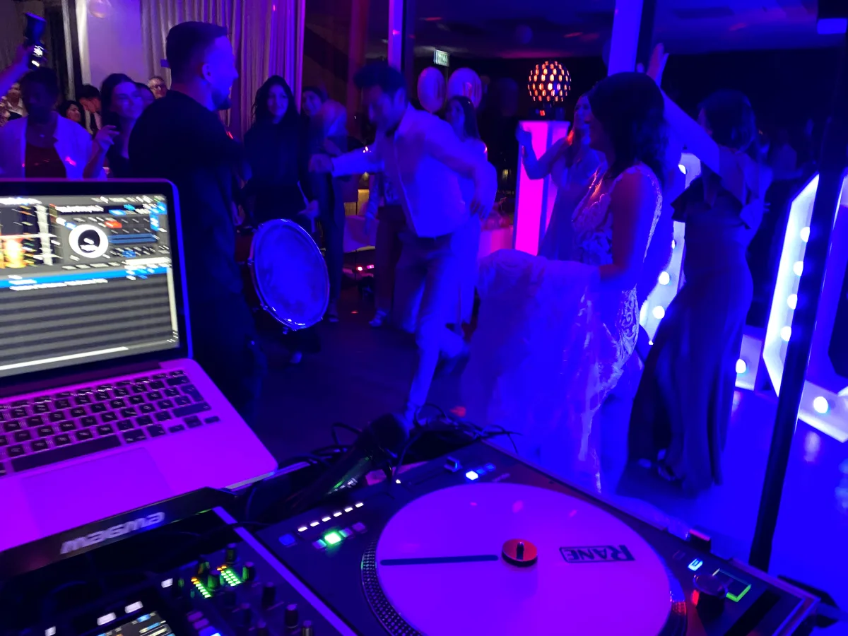 Blick vom DJ-Pult auf die Tanzfläche im Fährhaus Koblenz