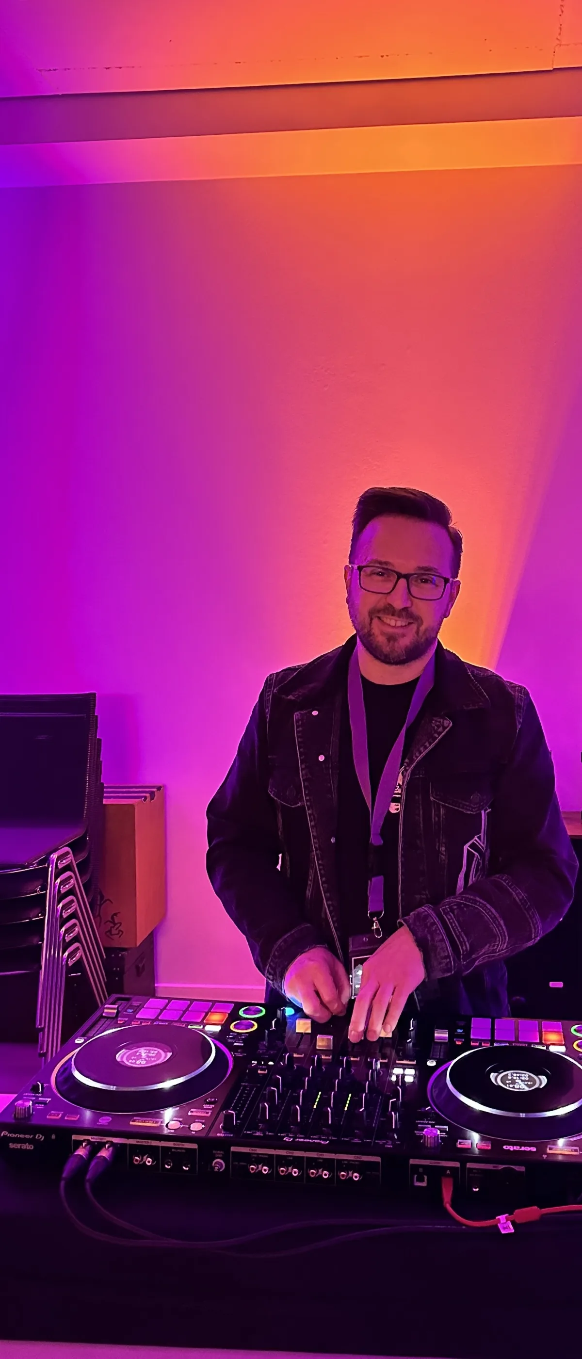 Salvo Leone am DJ-Pult bei einer Veranstaltung für Shine Jugendarbeit Koblenz