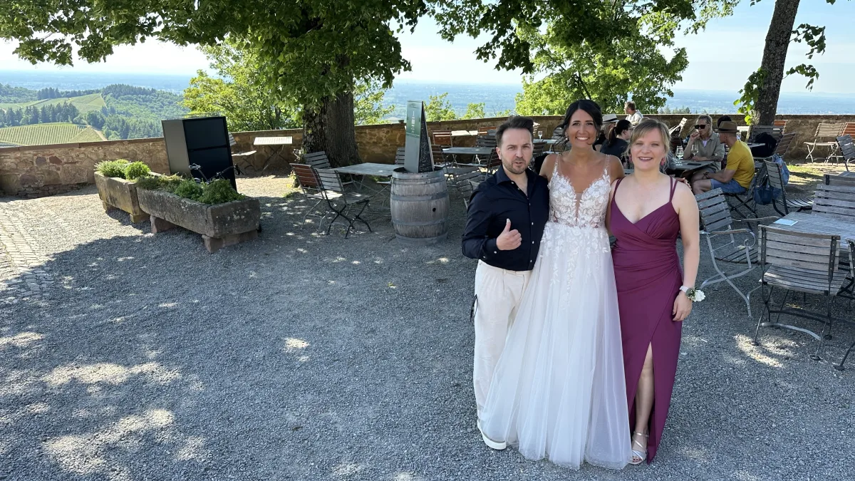 Brautpaar mit Panoramablick bei einer Hochzeit in Offenburg