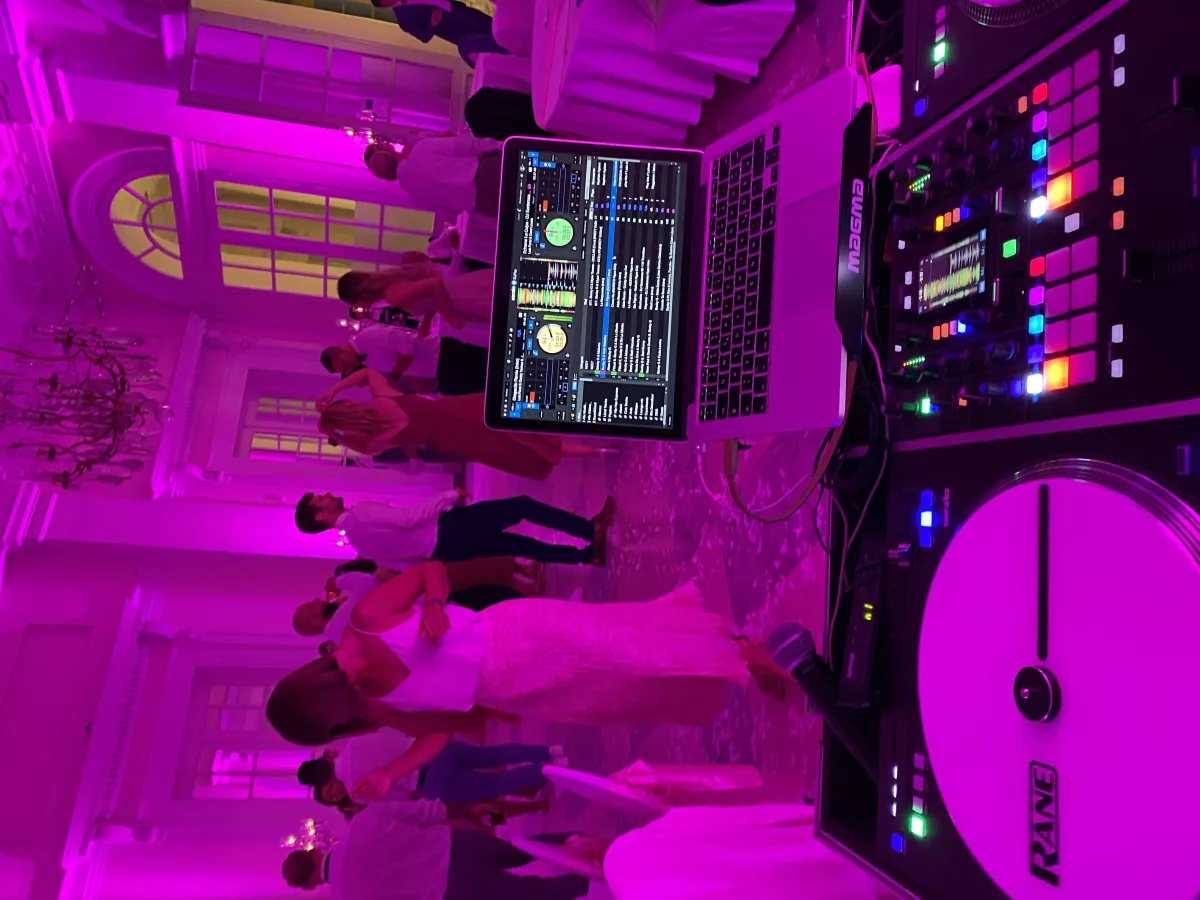 DJ-Mischpult mit pinkem Licht im Schloss Koblenz