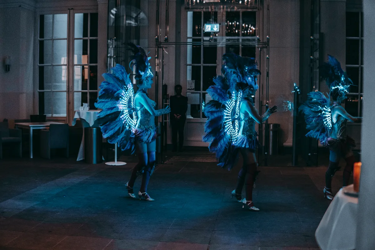 LED-Tänzerinnen-Show bei einer Hochzeitsfeier im Schloss Koblenz