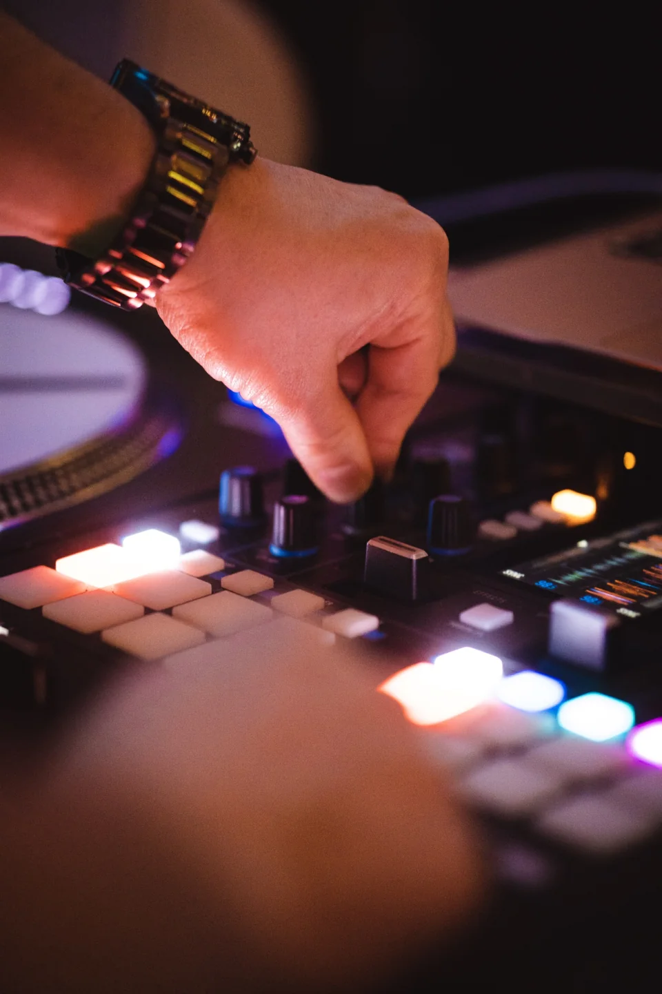 Hand am Mischpult während des Live-Mixes