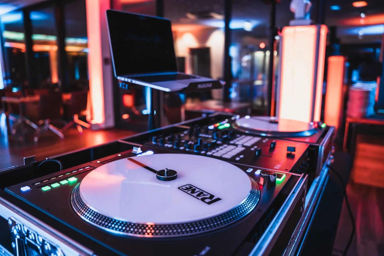 Professionelles DJ-Setup in atmosphärischem Licht
